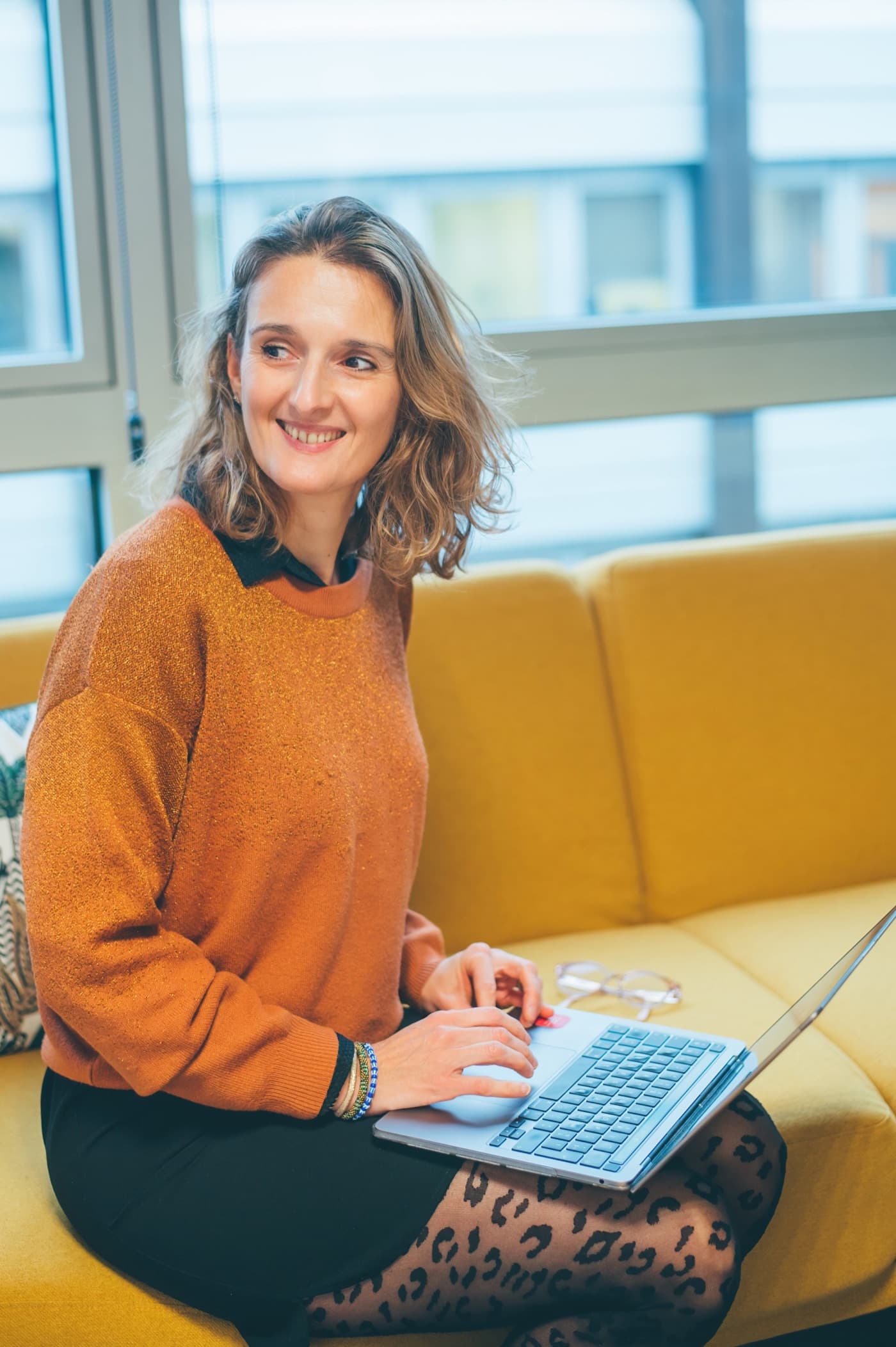 Stéphanie Saint Olive, fondatrice de Words To Com', souriante devant son ordinateur