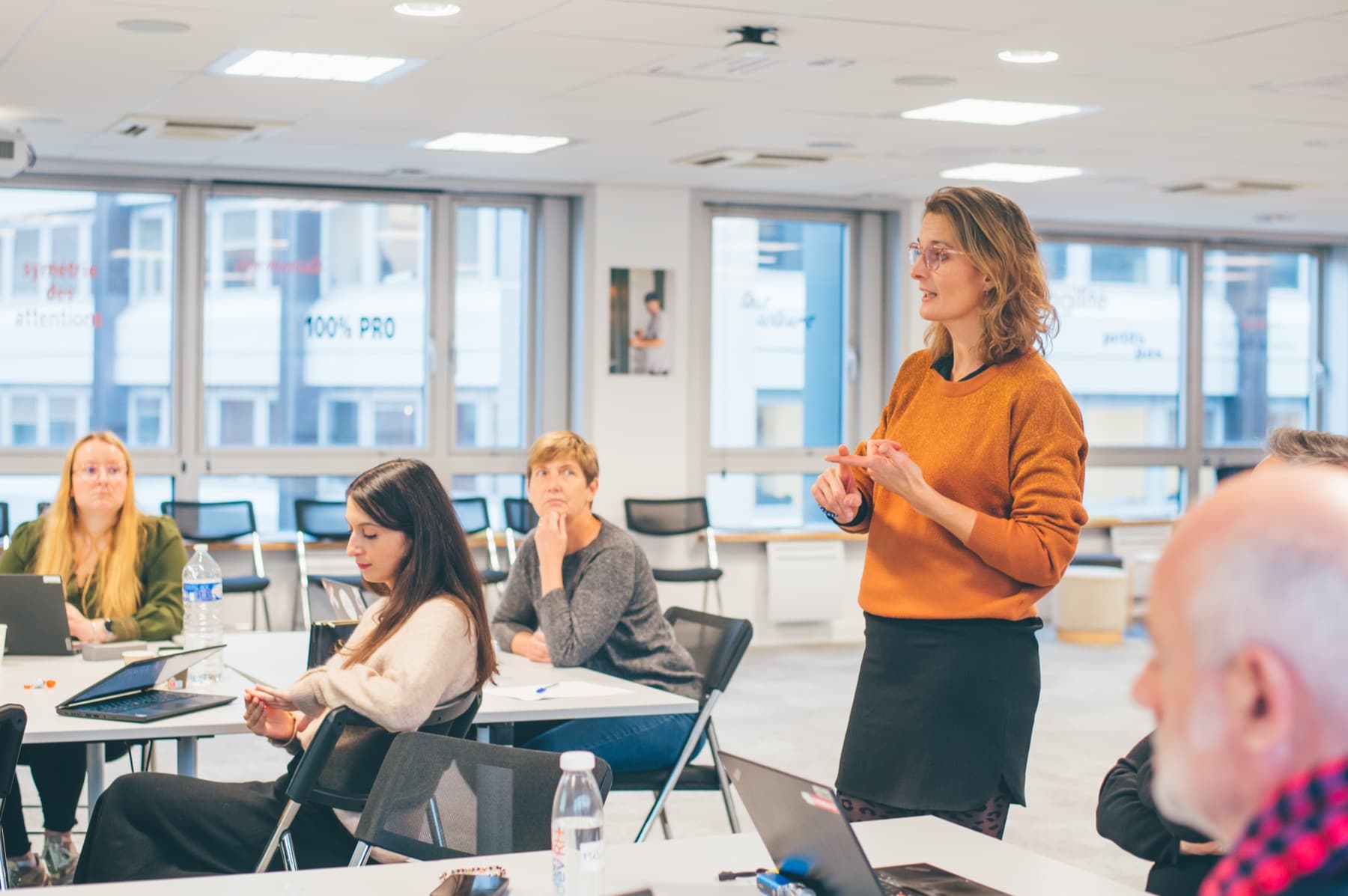Stéphanie Saint Olive anime un atelier employee advocacy devant un groupe de collaborateurs