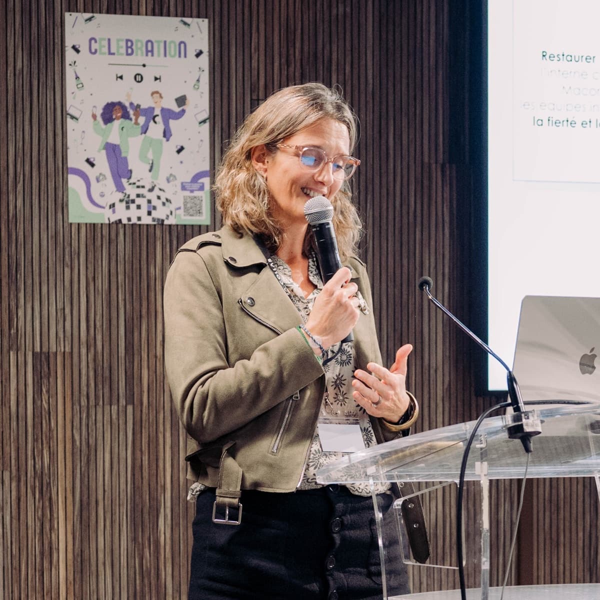 Stéphanie Saint Olive en conférence à La Collab, micro en main, devant le public