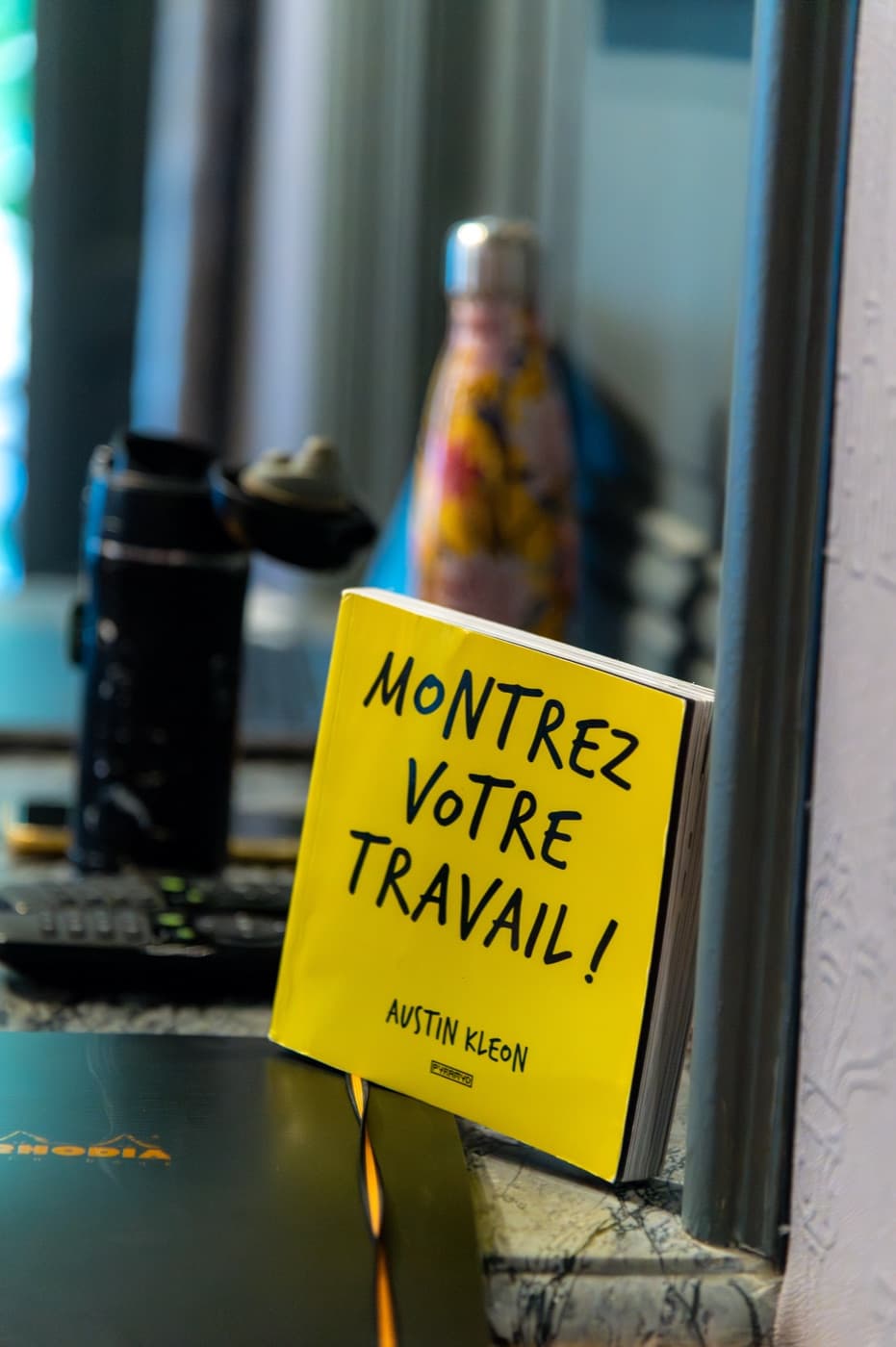 Le livre « Montrez votre travail ! » d'Austin Kleon posé sur un bureau