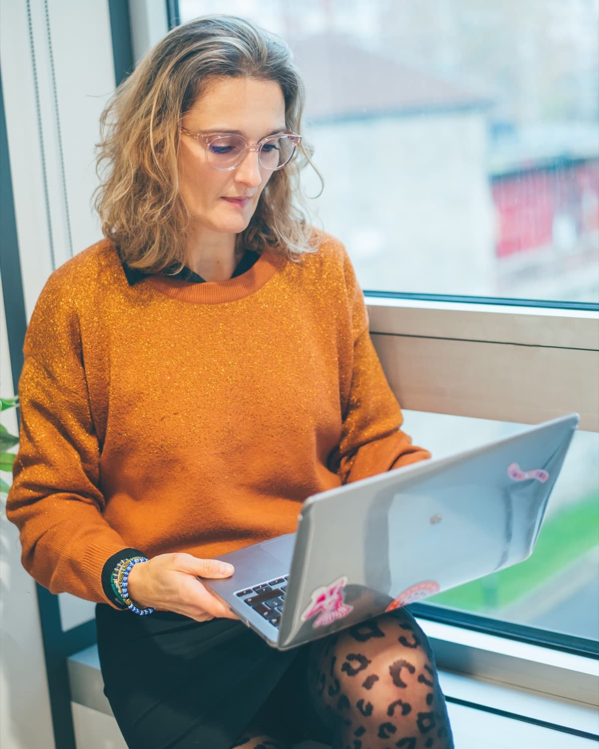 Stéphanie Saint Olive travaille sur le référencement Google et IA, sur son ordinateur portable